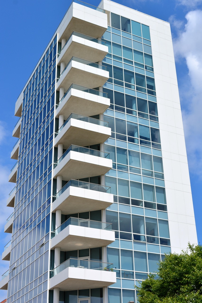 Edificio residencial moderno de propiedad horizontal