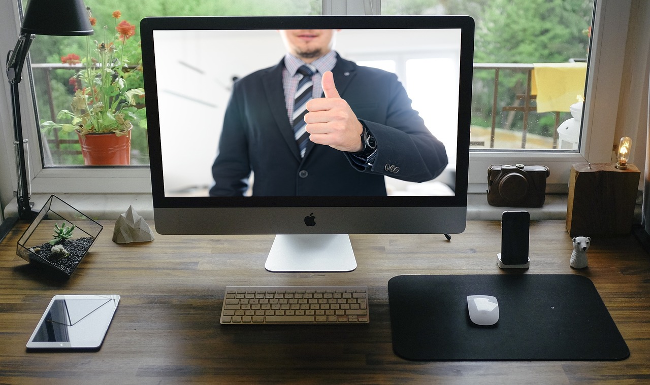 Persona en una videollamada desde su computador